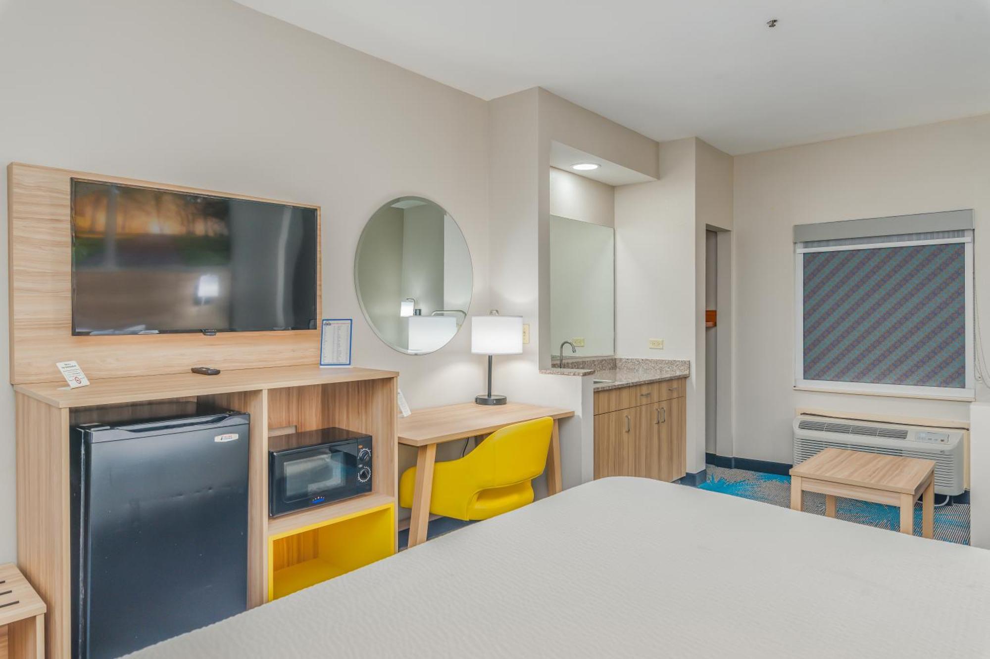 Days Inn & Suites By Wyndham Prattville-Montgomery Экстерьер фото