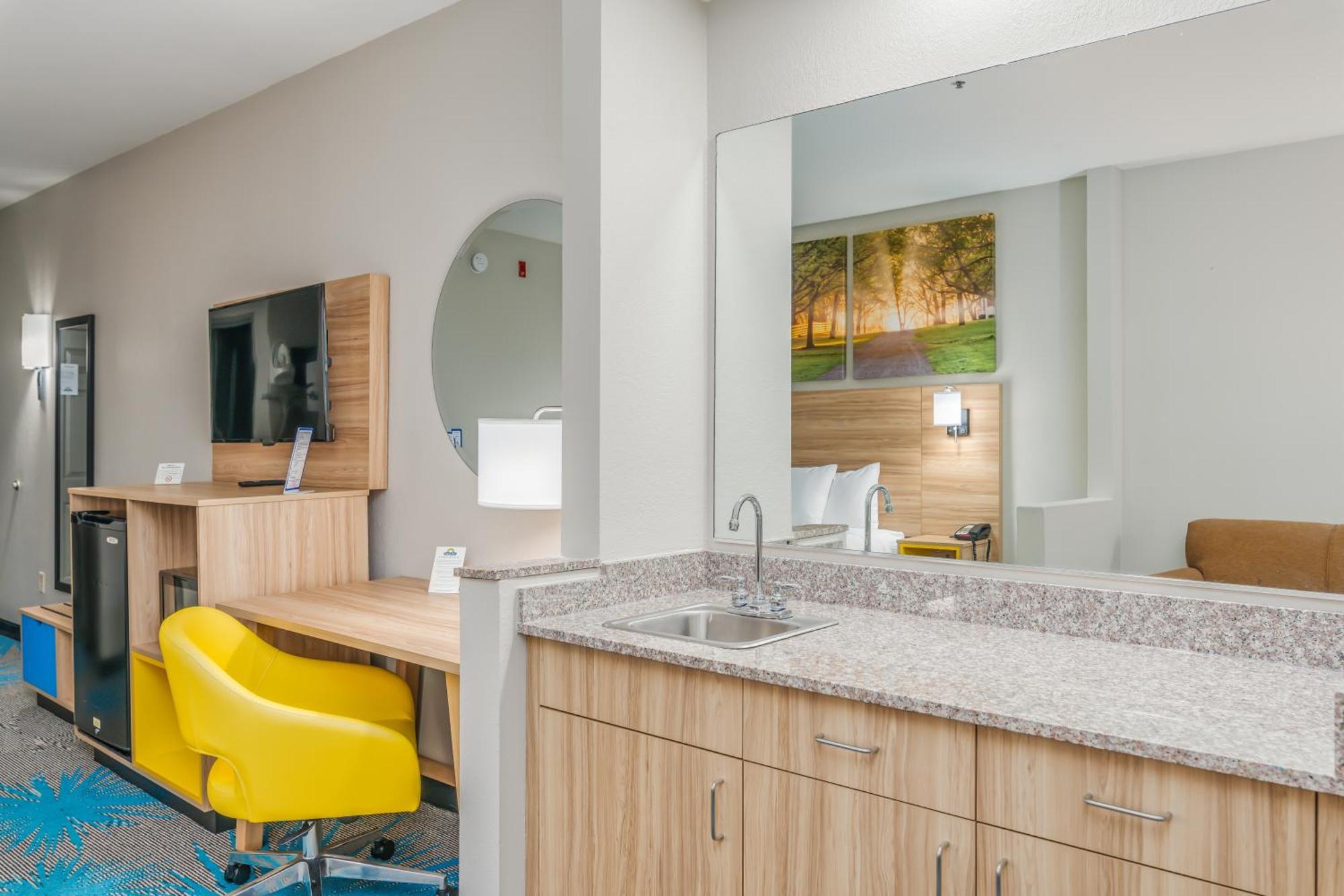Days Inn & Suites By Wyndham Prattville-Montgomery Экстерьер фото