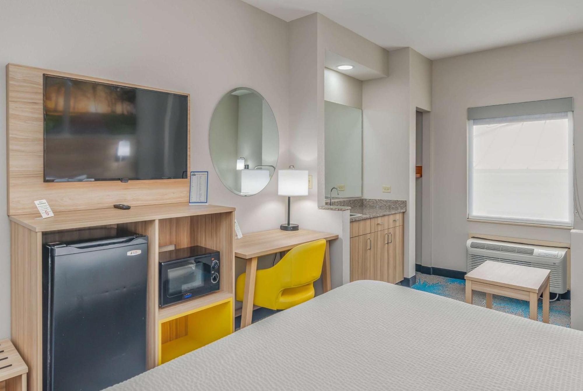 Days Inn & Suites By Wyndham Prattville-Montgomery Экстерьер фото