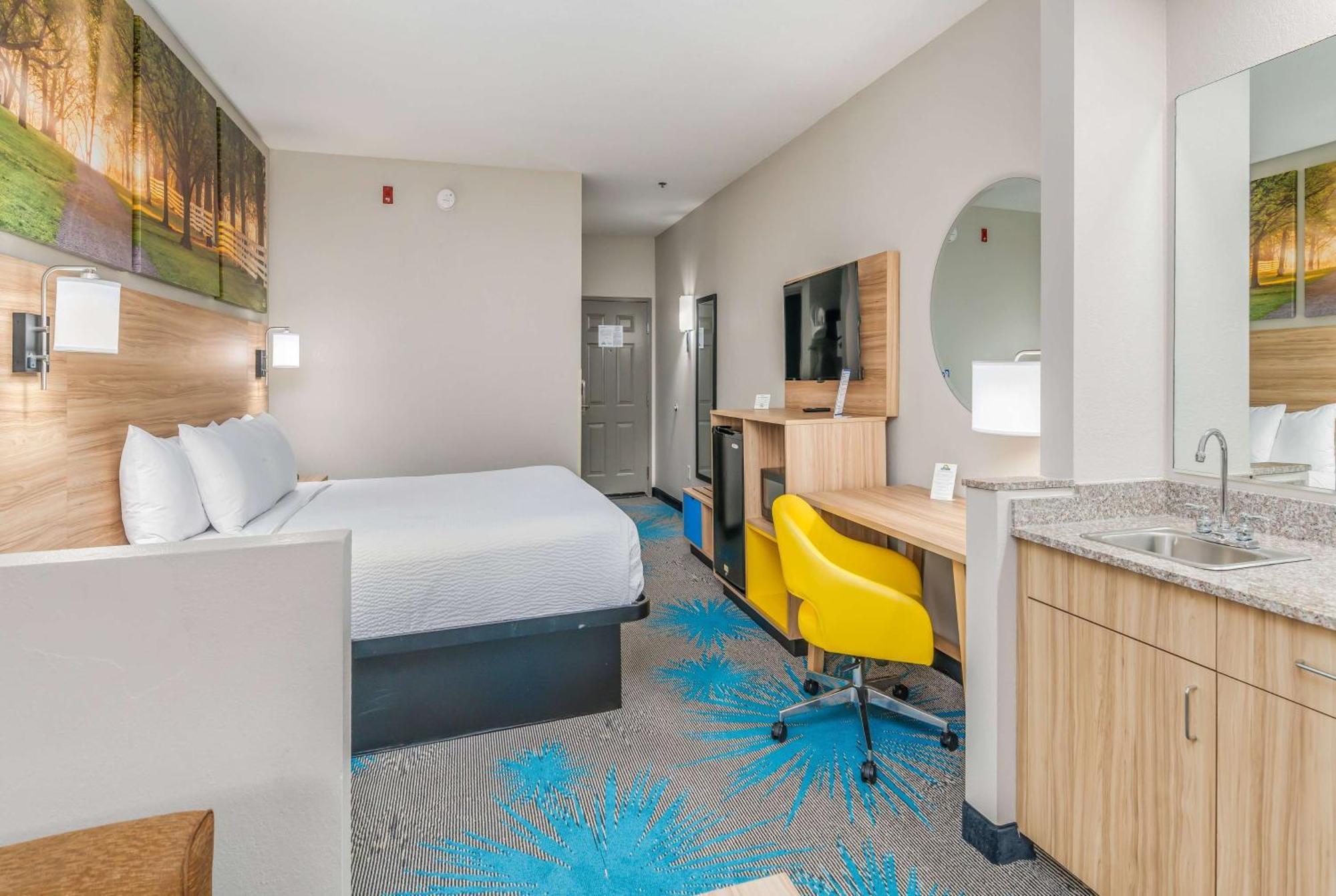 Days Inn & Suites By Wyndham Prattville-Montgomery Экстерьер фото